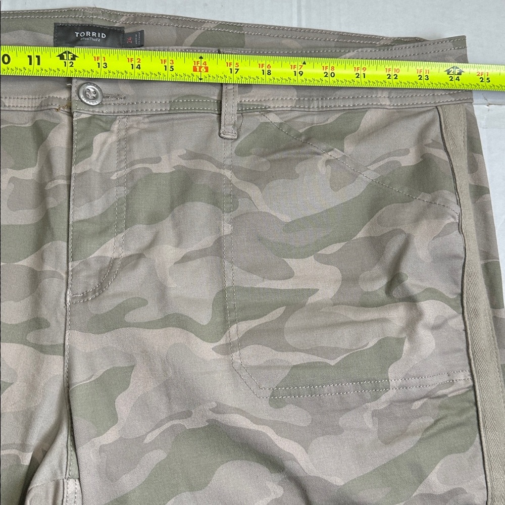Torrid Sz 24 Women's Light Neutral Camouflage Cropped Pants - Picture 9 of 16